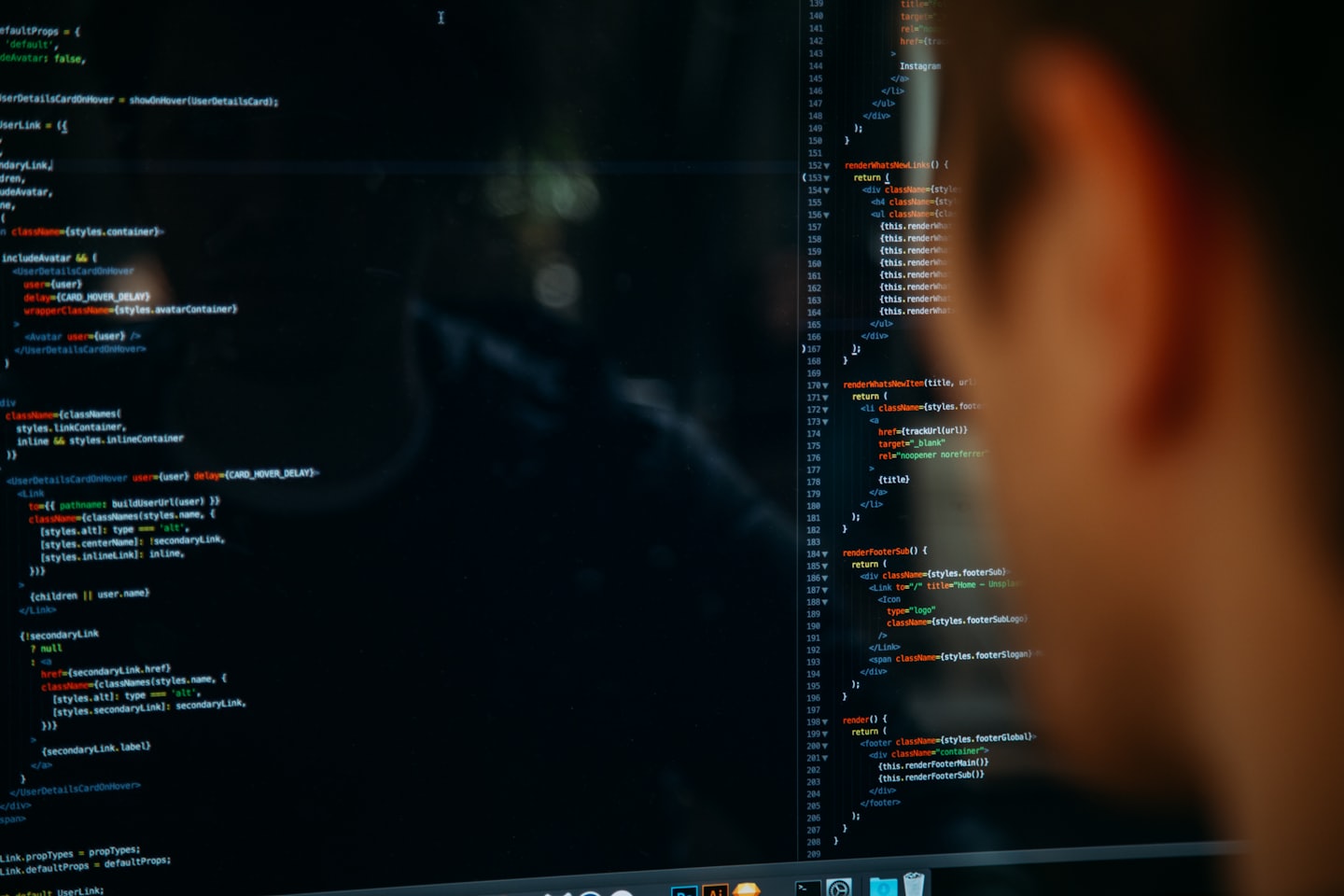 Persona programando en una pantalla de ordenador con texto colorido.