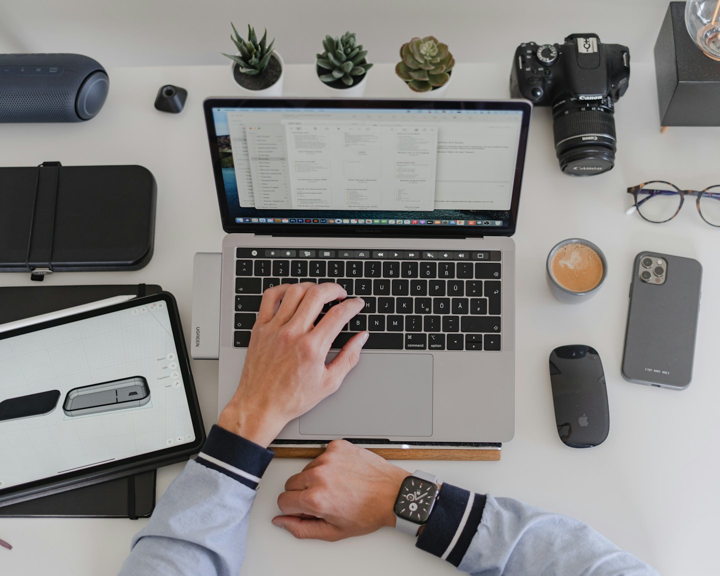 Portátil y tableta con software de diseño sobre un escritorio limpio.